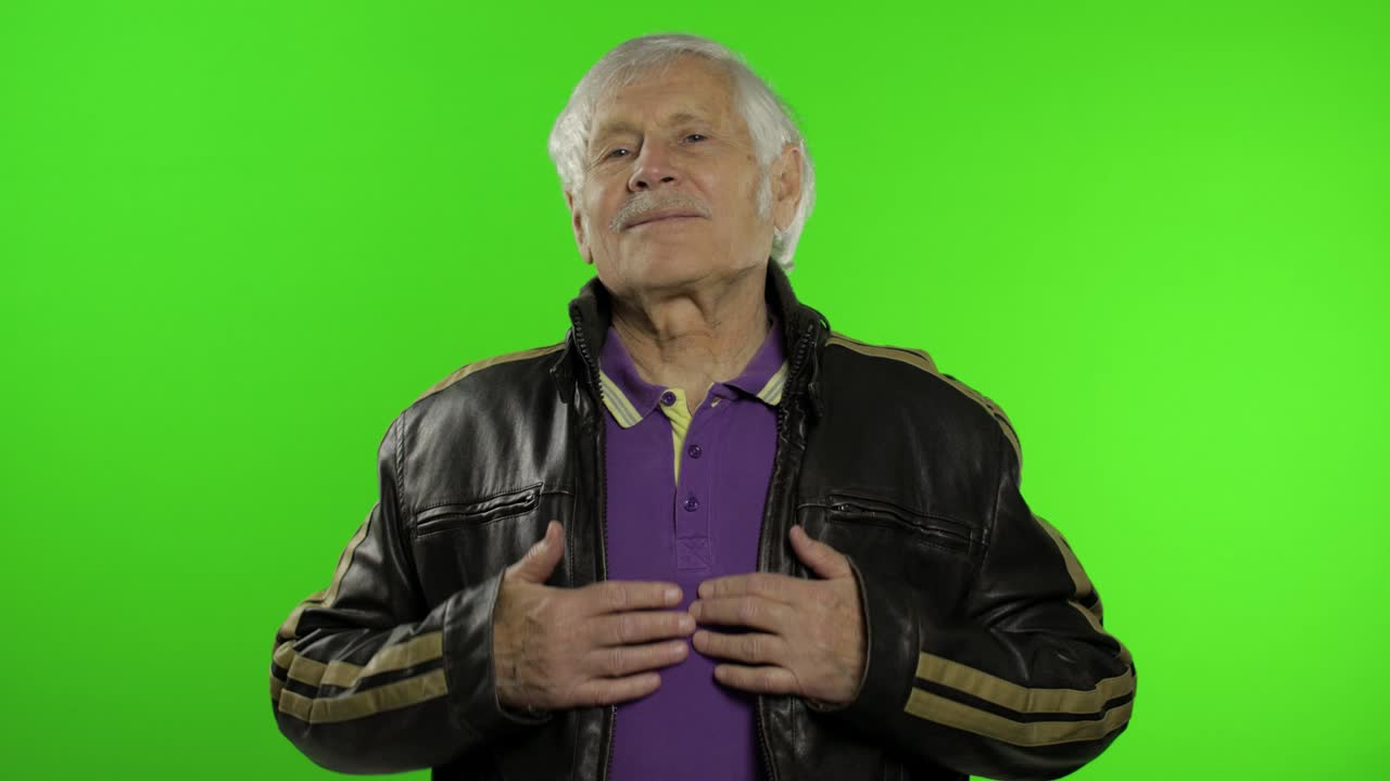 anciano abuelo caucásico rocker y motociclista hombre en fondo clave de croma