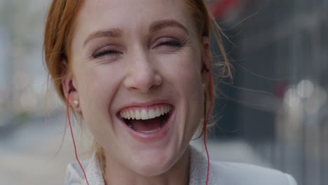 retrato de una mujer hermosa sonriendo feliz