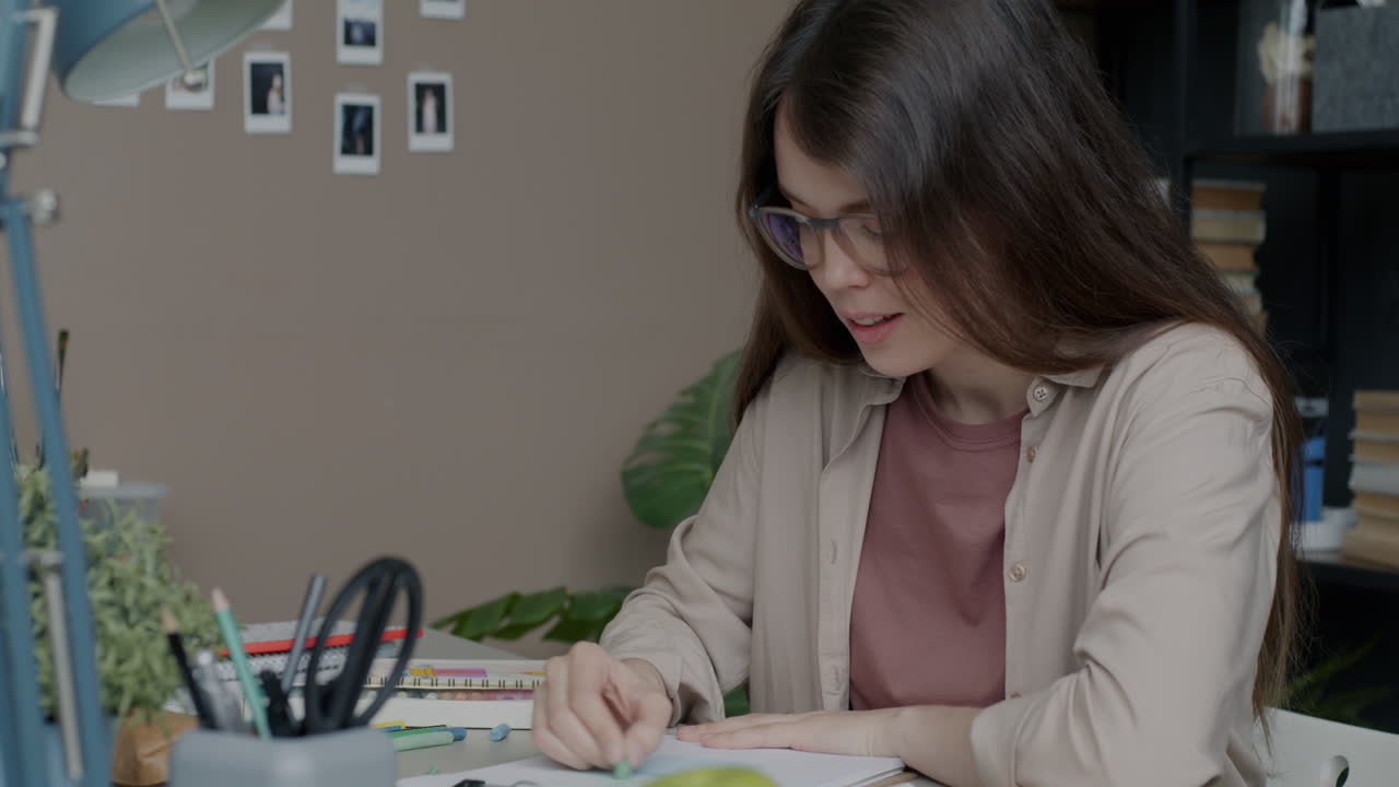 mujer joven estudiando en casa