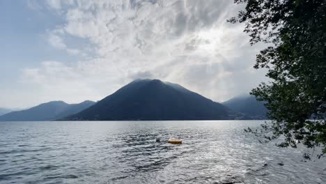 Plano-General-Del-Lago-De-Como,-Italia-Con-Un-Pequeño-Bote-De-Goma-Amarillo-En-Primer-Plano