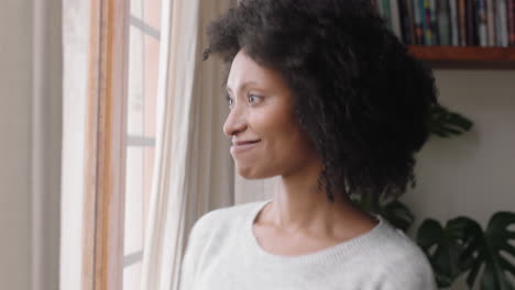 Hermosa-Mujer-Afroamericana-Abriendo-Cortinas-Mirando-Por-La-Ventana-Estirándose-Disfrutando-Del-Nuevo-Día-Sintiéndose-Descansada