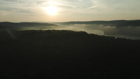 Lake-Fort-Smith-Durante-El-Amanecer-O-El-Atardecer-En-Arkansas,-EE.UU.---Toma-Aérea