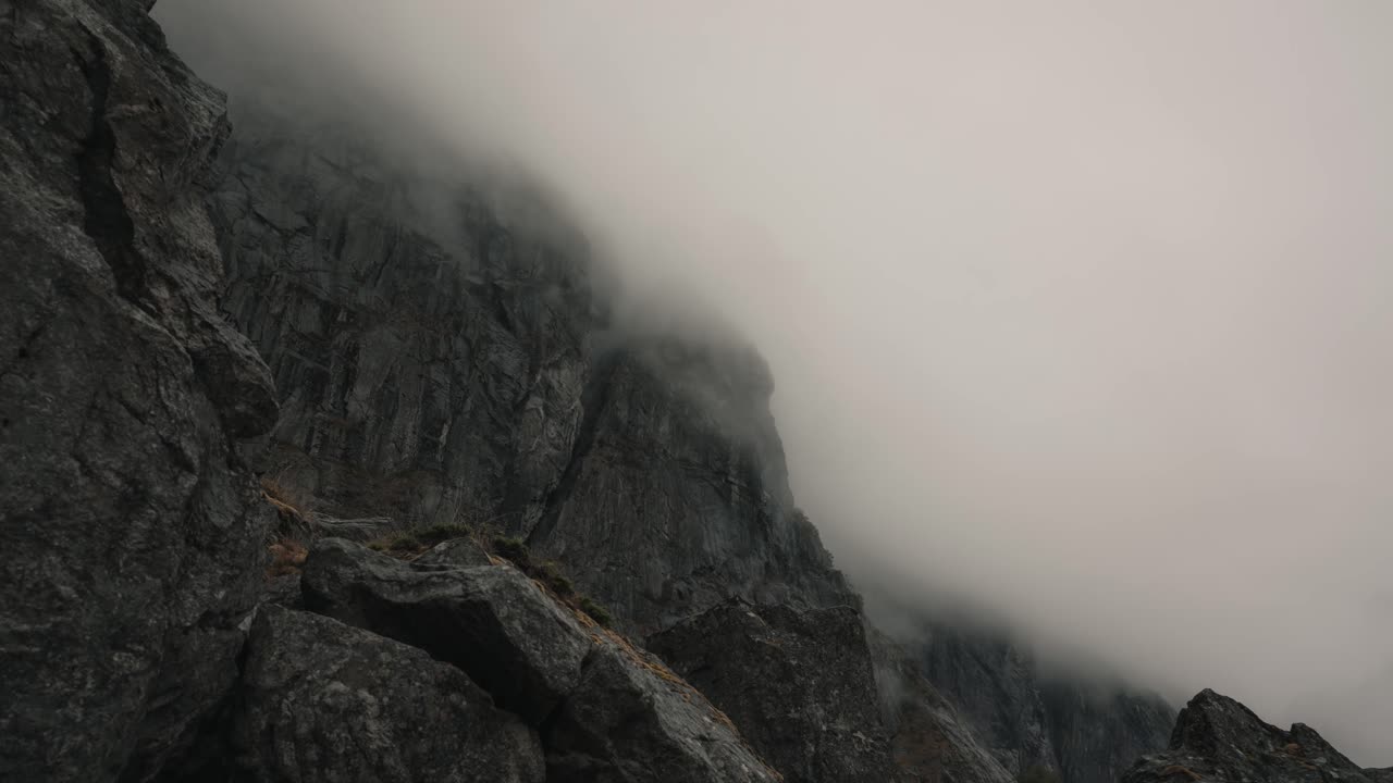 la cima de una montaña escondida en las nubes