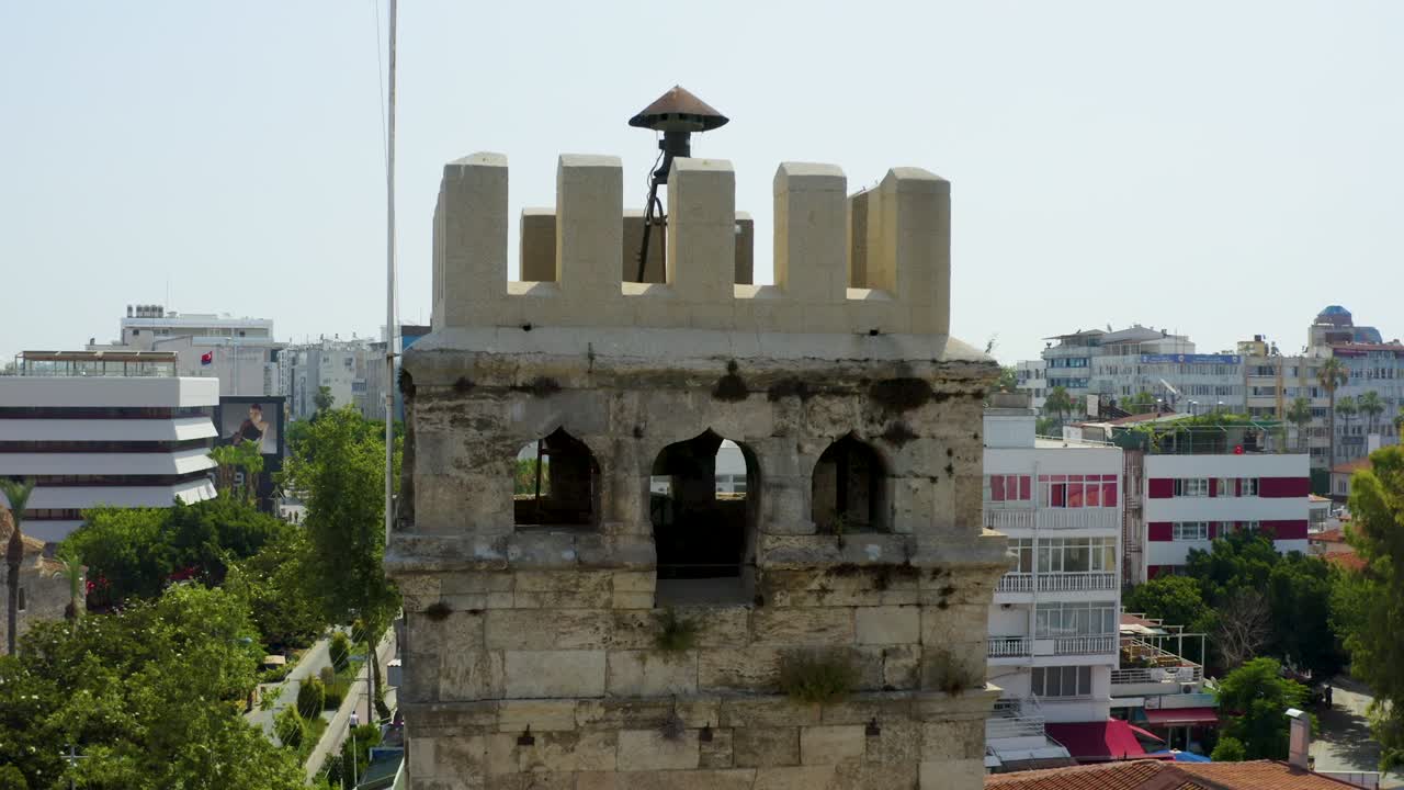 marina de antalya con el castillo de antalia