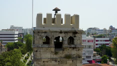 marina de antalya con el castillo de antalia