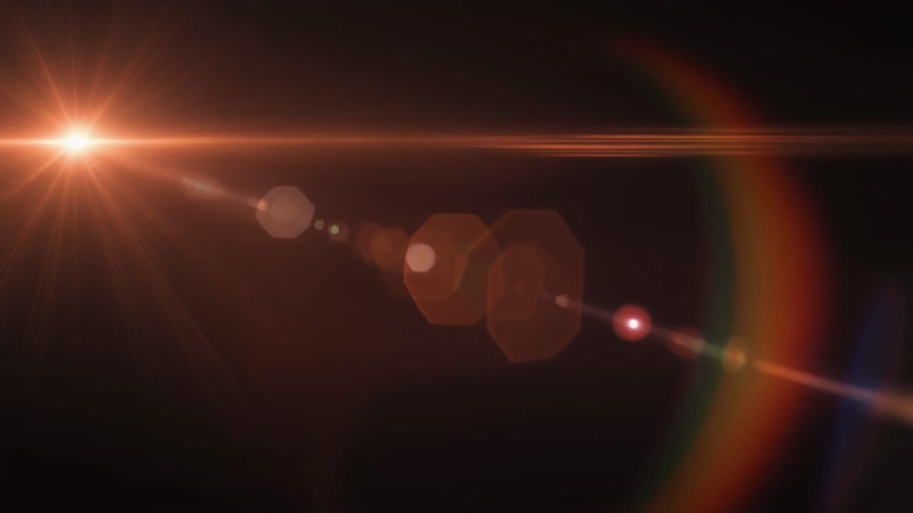 Luminoso flare ottico dell'obiettivo con effetto arcobaleno su sfondo nero