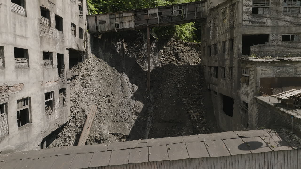 버려진 치아투라 광산의 파괴된 건물 사이의 잔해 더미