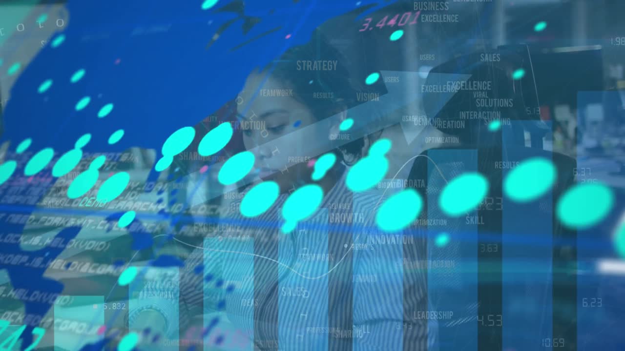 animación de datos financieros sobre el mapa del mundo y mujer biracial trabajando en la oficina