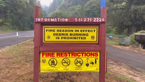 señal de peligro de incendio en un parque natural en oregon, que prohíbe la quema de escombros durante la temporada de incendios