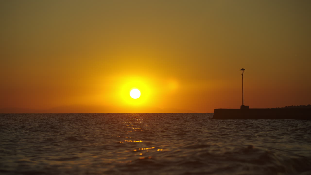 바다 위에 해가 지는 것