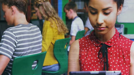 animación de procesamiento de datos sobre una niña biracial usando una tableta digital y sonriendo en la escuela.