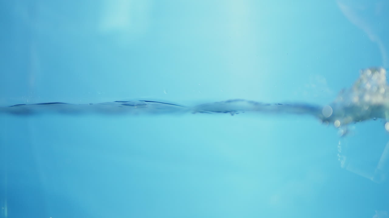 크리스탈처럼 은 물방울이 떨어집니다.