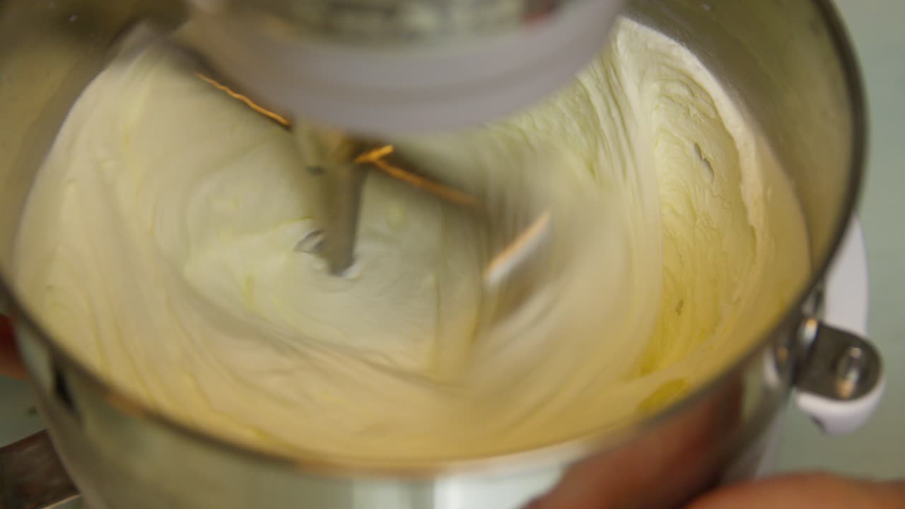 batir rigurosamente la crema de mantequilla para el glaseado