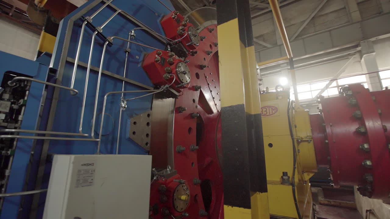 maquinaria industrial en un entorno de fábrica