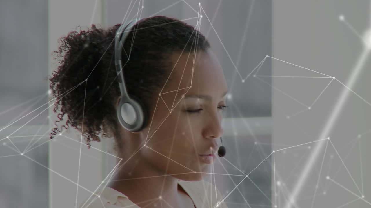Animazione di reti di connessioni su un uomo d'affari che usa auricolari telefonici