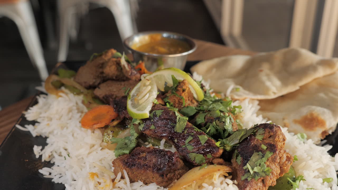 el tenedor agarra un bocado del plato de brocheta de res, tira del deslizador de cerca en cámara lenta 4k