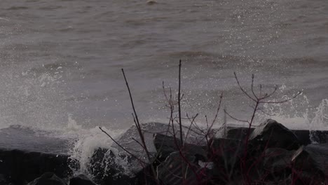 Big-waves-crashing-down-on-the-southern-shore-of-Lake-Erie-in-Cleveland,-Ohio