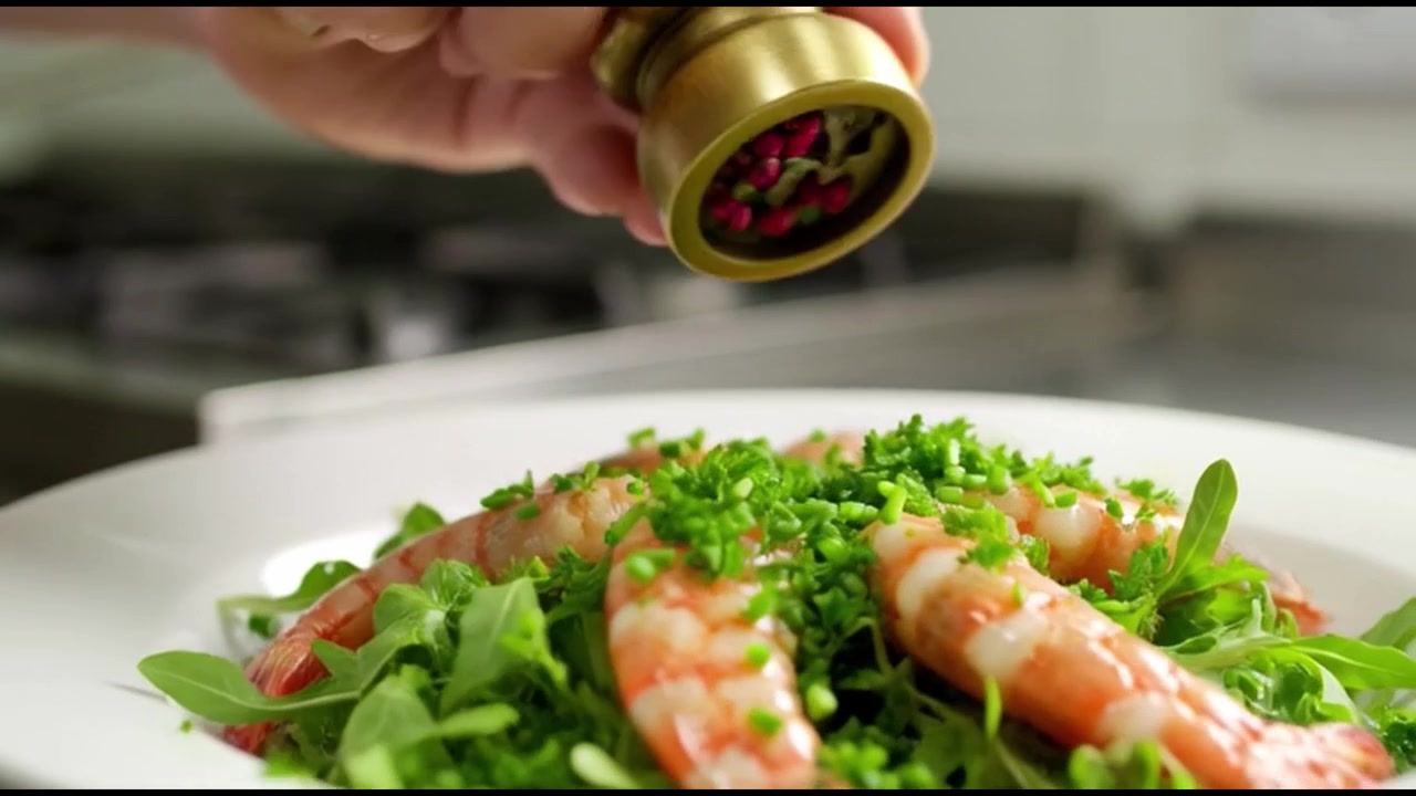 Koki Menghias Salad Udang Segar dengan Kucai dan Biji Merica