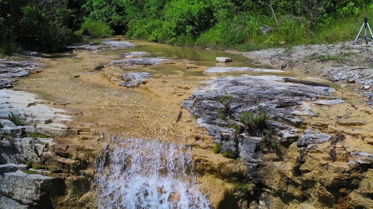 tiro de drone de la cascada pericnik en el parque nacional triglav en eslovenia