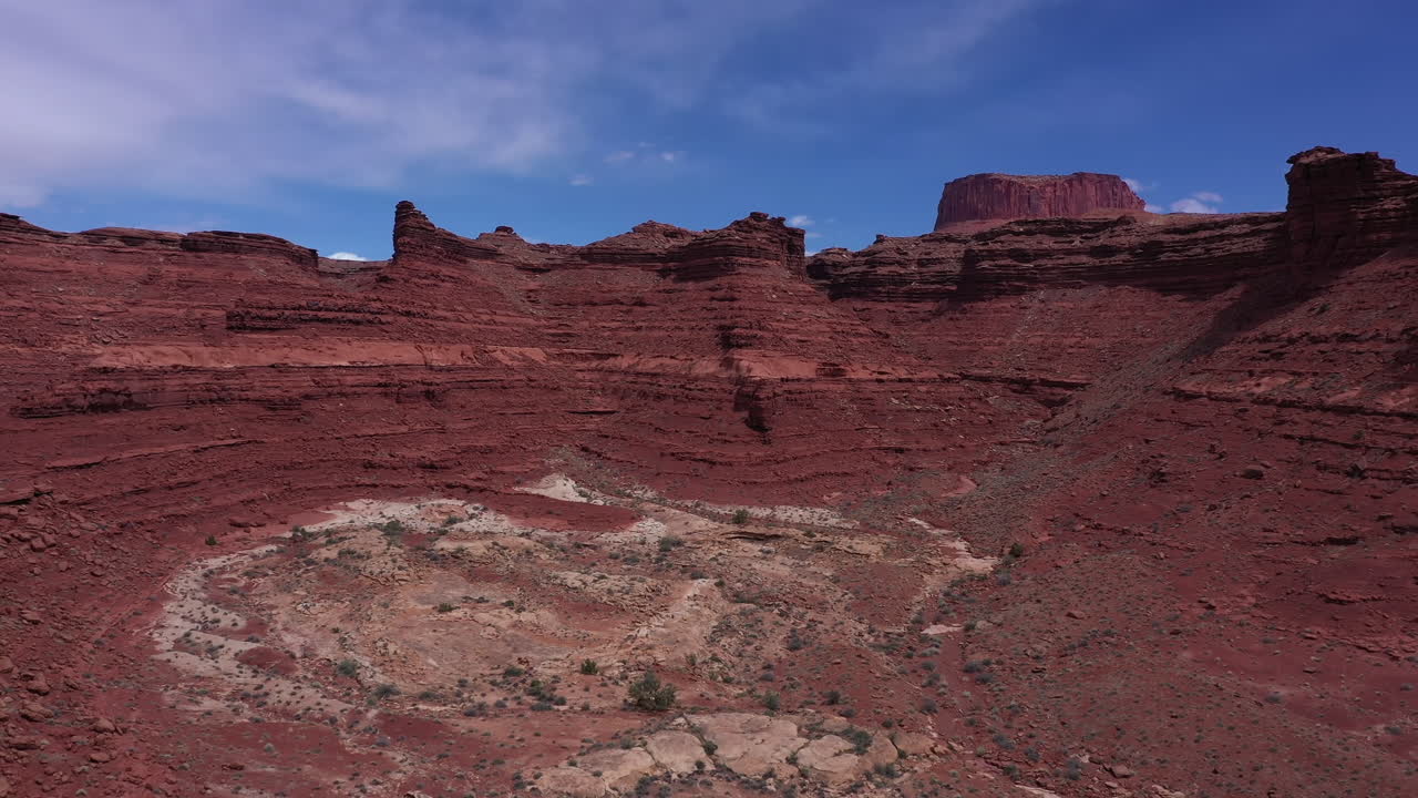 Pendii di falesie di arenaria rossa nello Utah, USA.