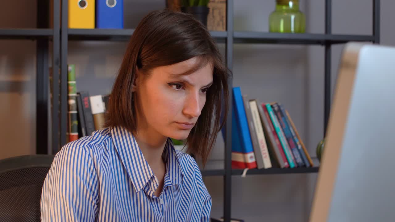 una mujer de negocios mirando la pantalla de la computadora.