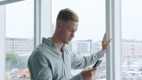 Mann-Benutzt-Smartphone-In-Einem-Modernen-Büro