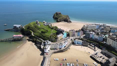 Küstenstadt-Tenby-In-Pembrokeshire,-Wales,-4k-Luftaufnahmen,-Hohe-Enthüllung-Von-Strand-Und-Hafen