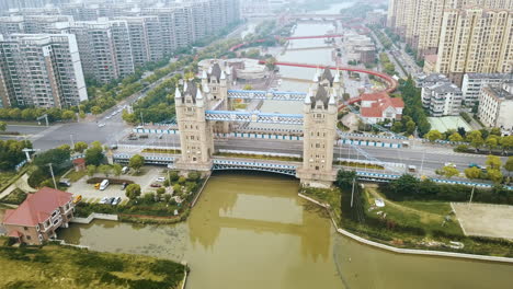 réplica del puente de la torre de londres 4k en suzhou, china