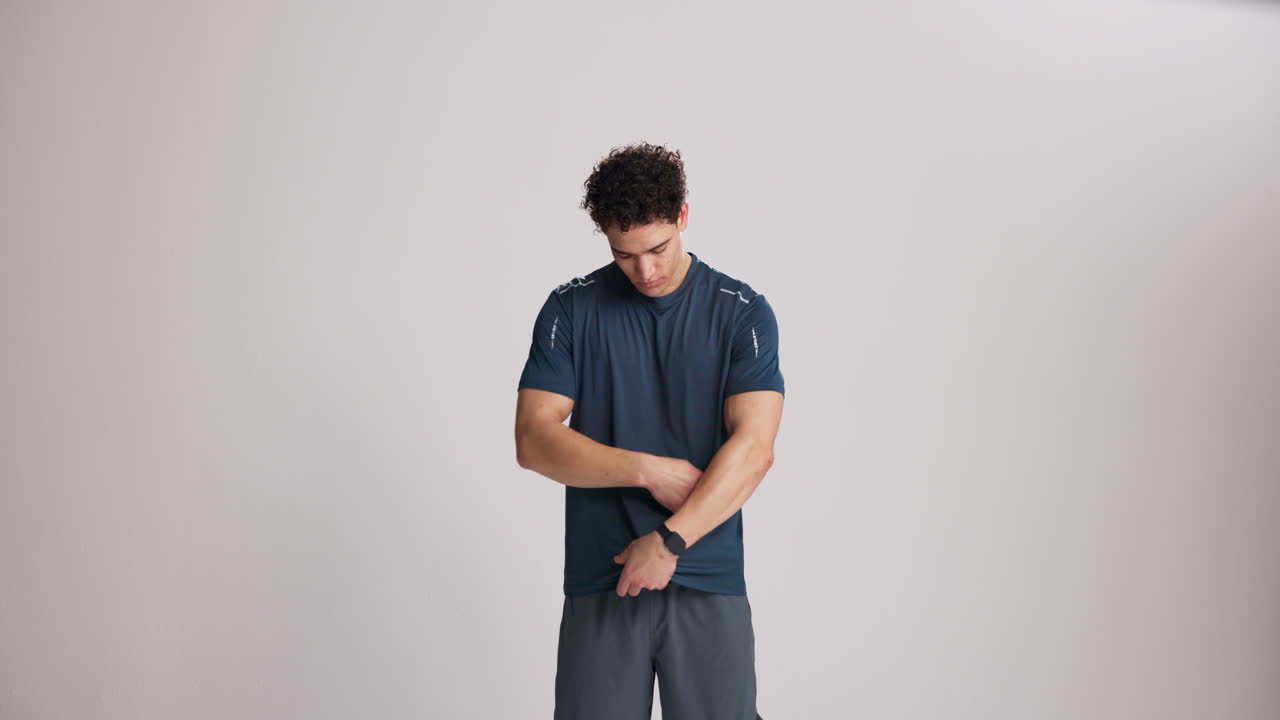 Muscular Man Takes Off T-Shirt to Reveal Toned Physique