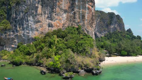 las rocas del acantilado en la playa de railay krabi tailandia