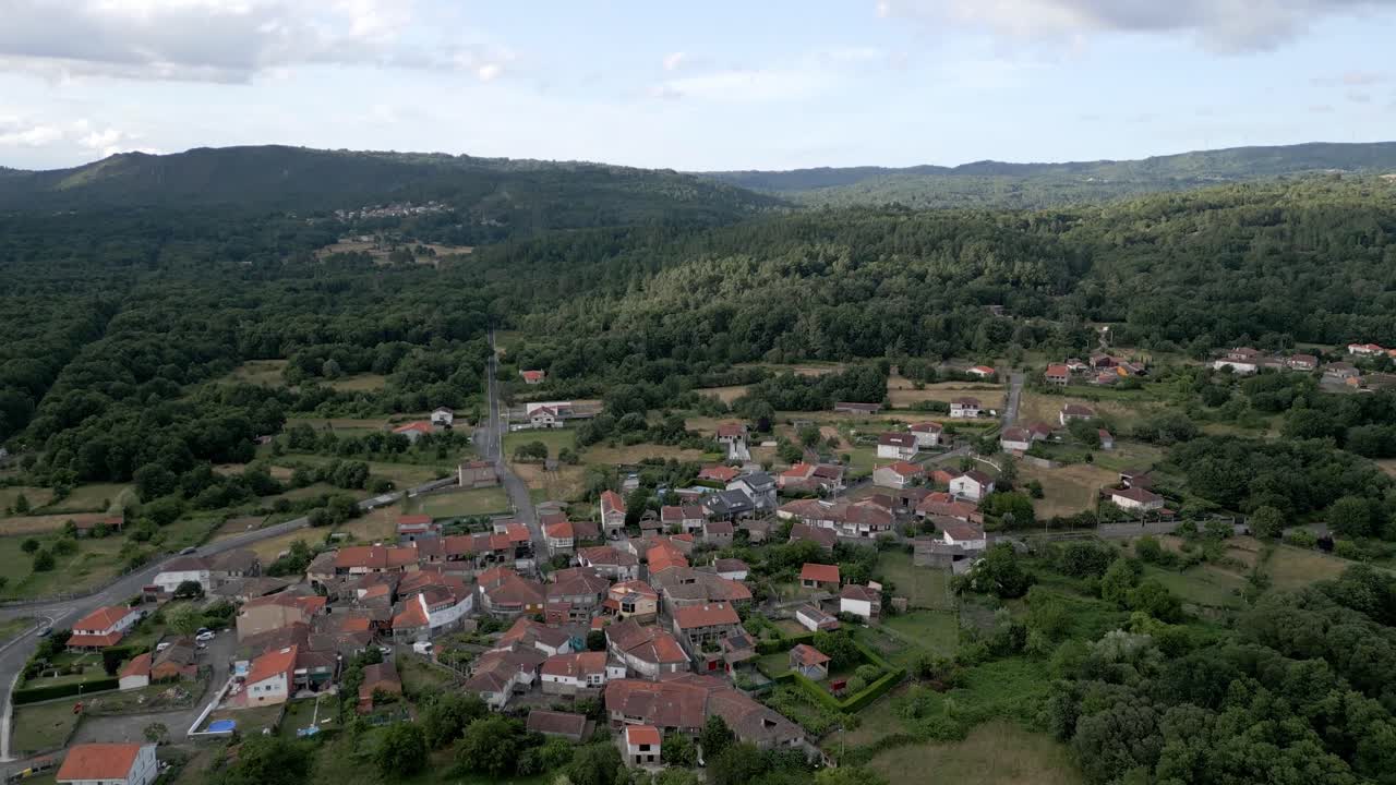 drone dolly sobre casas de campo a lo largo del borde del bosque de españa