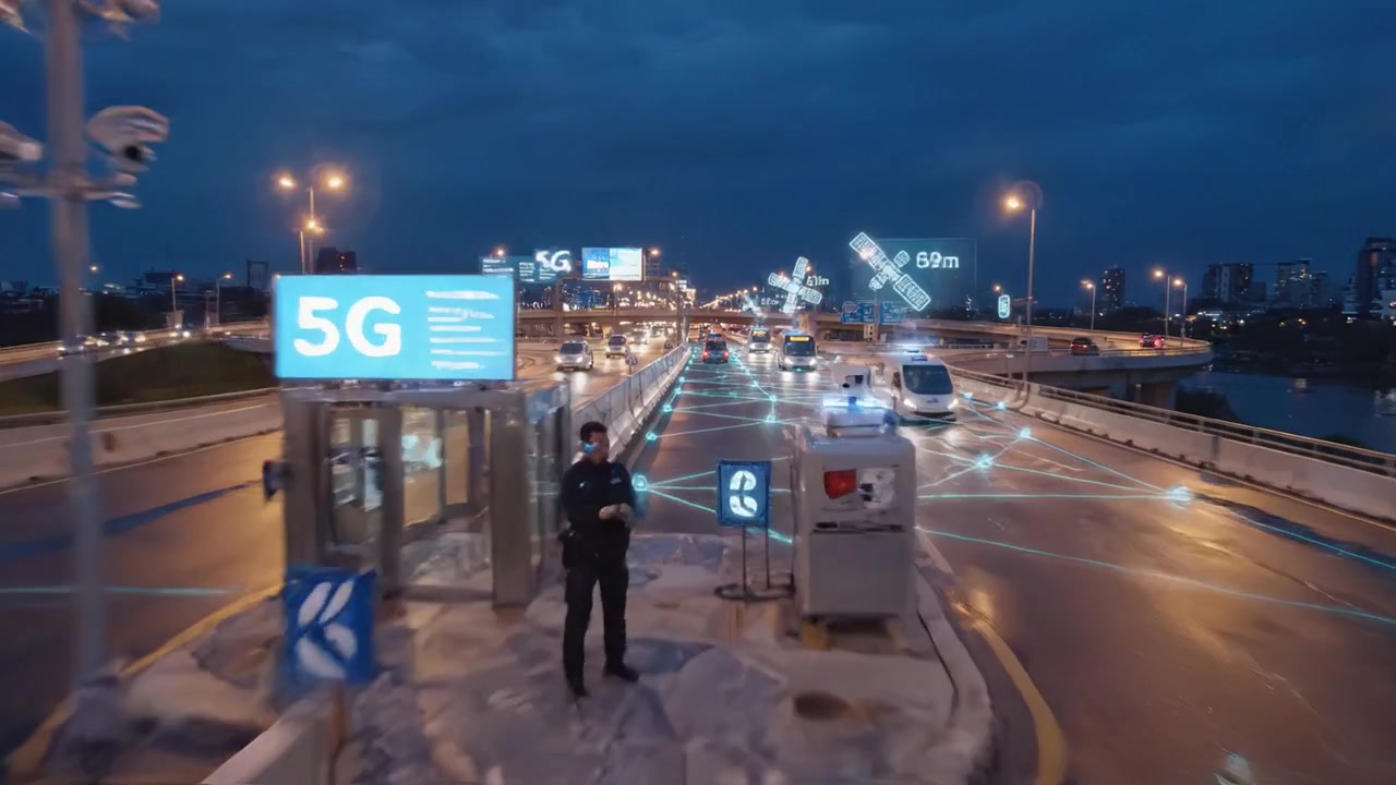 Vista Aerea di un'Autostrada Urbana Notturna con Flusso di Traffico e Sovrapposizioni Digitali che Indicano Tecnologia di Navigazione Intelligente