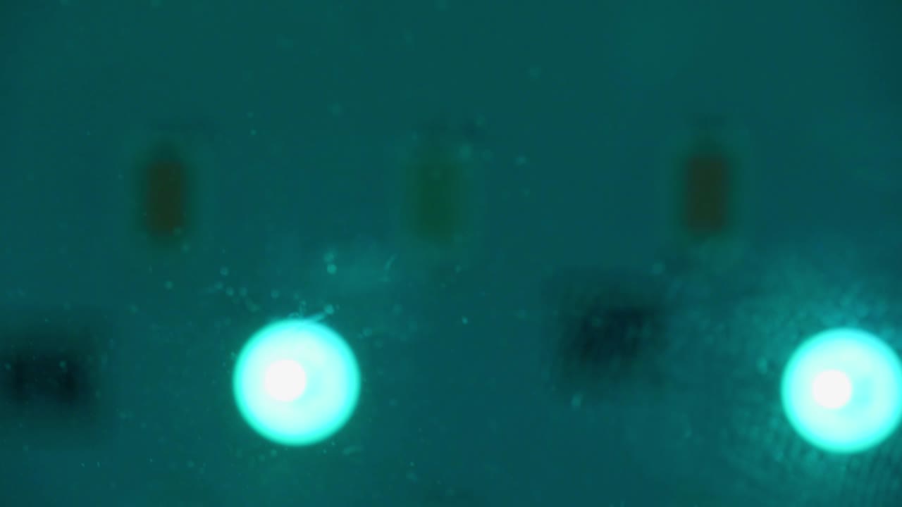 close up de las bombillas de panel de luz rgb que parpadean