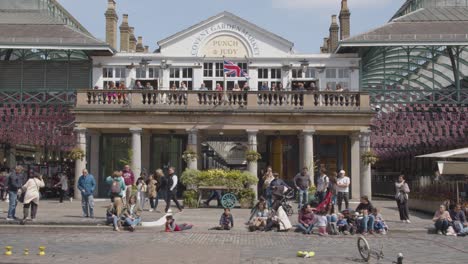 Straßenkünstler-Auf-Dem-Covent-Garden-Market-Mit-Touristen-In-London,-Großbritannien-3