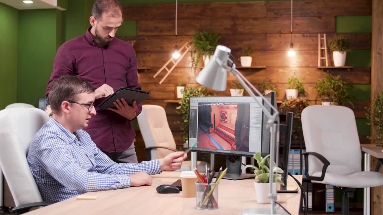To mænd, der arbejder på et 3D-modellering projekt på et kontor