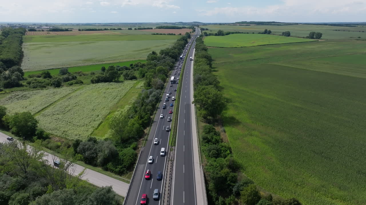 독일 시골의 비는 고속도로의 공중 촬영