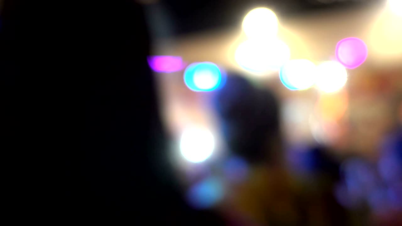 la multitud haciendo fiesta en el concierto. la gente en el concerto. video borroso