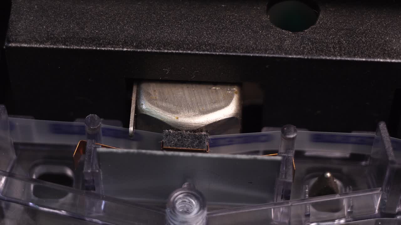 오디오 카세트 테이프는 고대  플레이어에서 자기 머리 아래로 이동하여 재생 또는 녹음을 시작합니다.