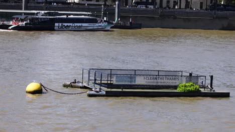 plataforma con plantas y boya en el río támesis