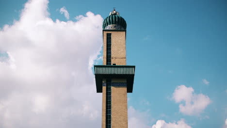 Hermosa-Cúpula-Dorada-Sobre-El-Fondo-De-Unas-Nubes-Que-Corren-Rápidamente