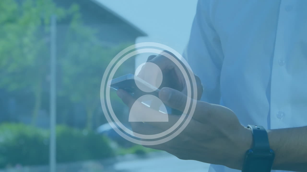 animación de personas icono y procesamiento de datos sobre empresario caucásico usando teléfono inteligente