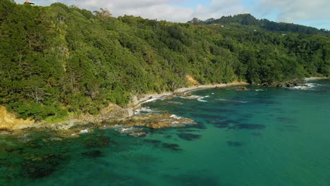 Imágenes-Aéreas-Cinematográficas-De-Calas-Costeras-Bordeadas-De-Montañas