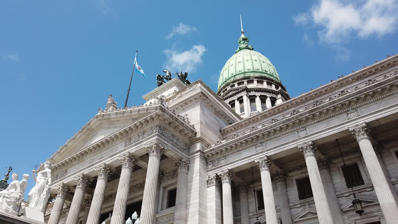 bandera argentina agita el congreso nacional, la monumental ciudad capital de buenos aires
