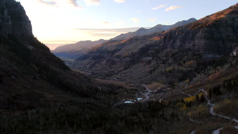 Luftbild,-Filmische-Drohne,-Sonnenuntergang,-Sonnenaufgang,-Herbst,-Herbst,-Wunderschön,-Atemberaubend,-Telluride,-Colorado,-Brautschleier,-Wasserfälle,-Off-Road-Strecke,-Blick-Auf-Ski,-Historische-Innenstadt,-Orange-Gelb-Gold-Espenbäume-Nach-Vorne