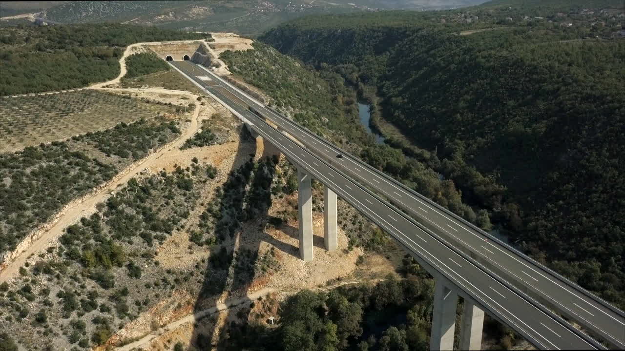 Riprese aeree di un ponte autostradale in Bosnia ed Erzegovina.