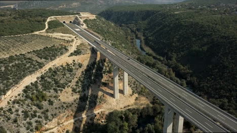 imágenes aéreas de un puente de carretera en bosnia y herzegovina