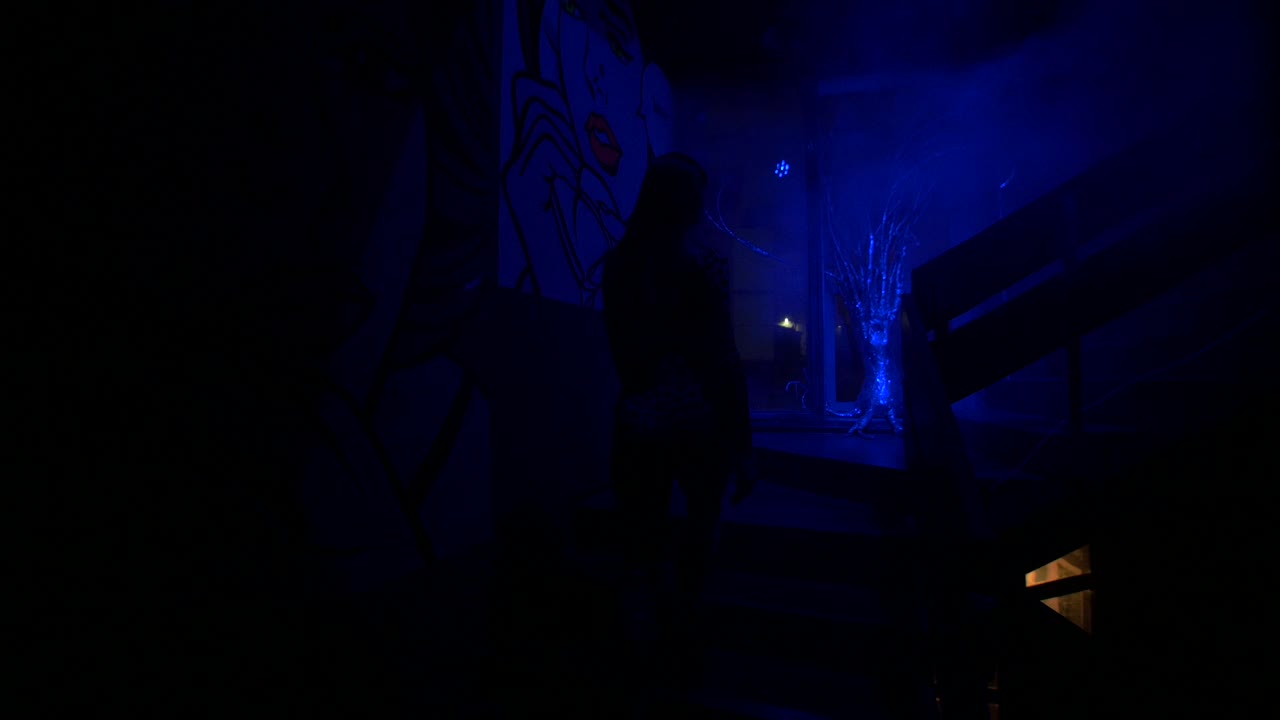 Une femme dansant dans une boîte de nuit