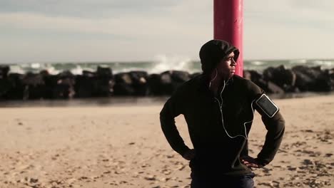hombre corriendo en la playa