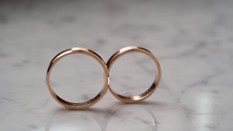 un par de anillos de boda. joyas de oro en un mármol. matrimonio, un símbolo de amor