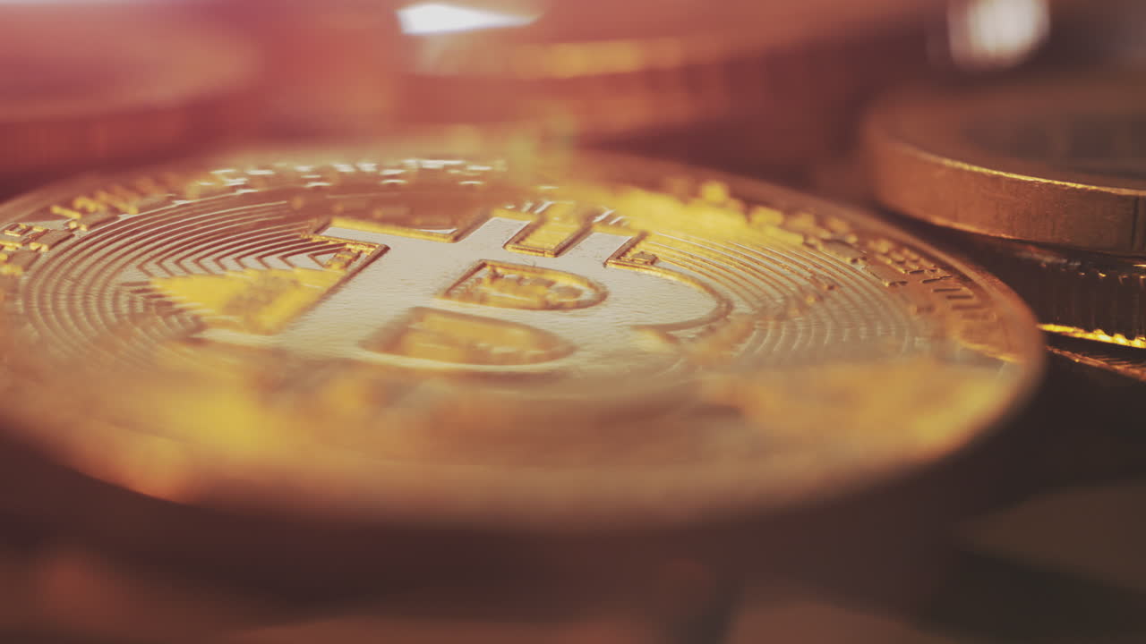 el primer plano de las monedas de bitcoin